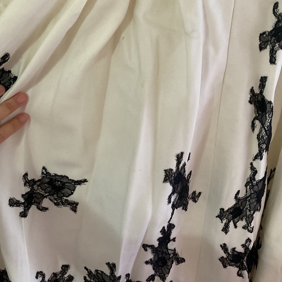 White formal dress with black laces - Picture 4 of 6